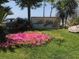 A garden outside BLUE BAY Lussuoso A due passi dal mare