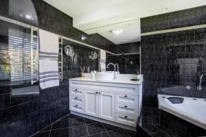 Mulberry House - Pet Friendly with Swimming Pool的一间浴室