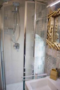 Un baño con ducha y lavabo blanco. en LA CAMBUSA - In riva al mare!, en Maiori 20 fotos más