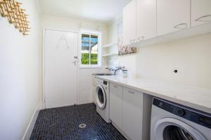 Mulberry House - Pet Friendly with Swimming Pool的厨房或小厨房