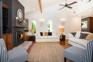 贝利Mulberry House - Pet Friendly with Swimming Pool的客厅里有两张白色沙发和一个壁炉