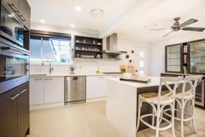 Mulberry House - Pet Friendly with Swimming Pool的厨房或小厨房