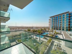 Výhled na bazén z ubytování Mira Holiday Homes - Newly serviced apartment in Dubai South nebo okolí