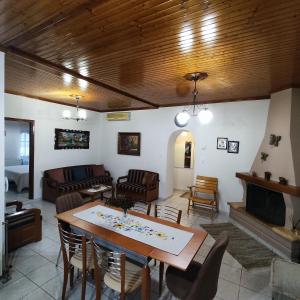 salon ze stołem i kanapą w obiekcie VILLA KATERINA w mieście Tríkala