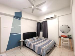 ein Schlafzimmer mit einem Bett und einem Deckenventilator in der Unterkunft Menjalara Kepong Desapark & MITEC 中文房东-Room Only in Kuala Lumpur