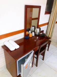 a wooden table with a microwave on top of it at OYO NGUYỄN TRUNG HOTEL in Vung Tau