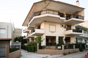 un gran edificio de apartamentos con balcones en una calle en 4 Seasons Home, en Alexandroupoli