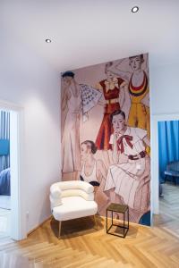 - un salon orné d'une peinture murale dans l'établissement sgrafit apartments, à Retz