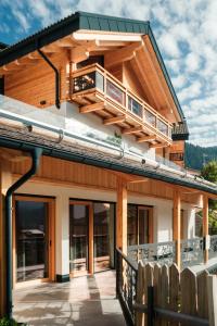 una casa con balcone sopra di La Dila Dolomiti Mountain Lodge ad Andalo