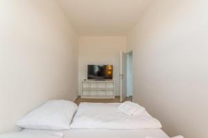 A bed or beds in a room at Luxury / special for families/ Vienna town hall