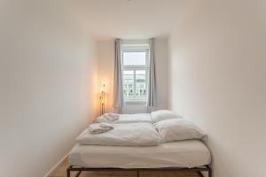 A bed or beds in a room at Luxury / special for families/ Vienna town hall
