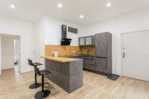 A kitchen or kitchenette at Luxury / special for families/ Vienna town hall