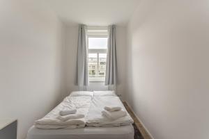 A bed or beds in a room at Luxury / special for families/ Vienna town hall