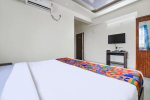 FabExpress Galaxy Apartments - Lohegaon chowk客房内的一张或多张床位
