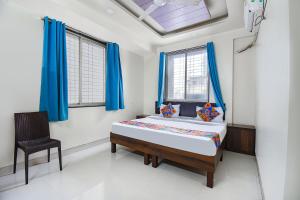 FabExpress Galaxy Apartments - Lohegaon chowk客房内的一张或多张床位