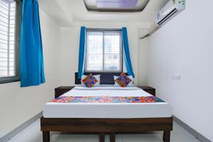 FabExpress Galaxy Apartments - Lohegaon chowk客房内的一张或多张床位