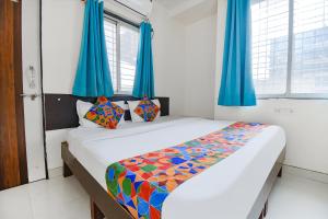 FabExpress Galaxy Apartments - Lohegaon chowk客房内的一张或多张床位