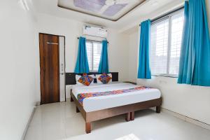 FabExpress Galaxy Apartments - Lohegaon chowk客房内的一张或多张床位
