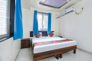 FabExpress Galaxy Apartments - Lohegaon chowk客房内的一张或多张床位