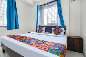 FabExpress Galaxy Apartments - Lohegaon chowk客房内的一张或多张床位