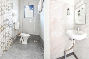 浦那FabExpress Galaxy Apartments - Lohegaon chowk的两张带有马桶和水槽的浴室的照片 更多17张照片