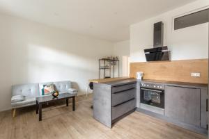 A kitchen or kitchenette at Luxury / special for families/ Vienna town hall