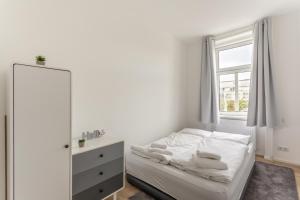 A bed or beds in a room at Luxury / special for families/ Vienna town hall