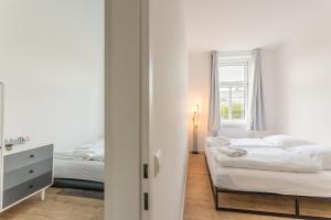 A bed or beds in a room at Luxury / special for families/ Vienna town hall