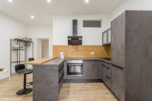 A kitchen or kitchenette at Luxury / special for families/ Vienna town hall