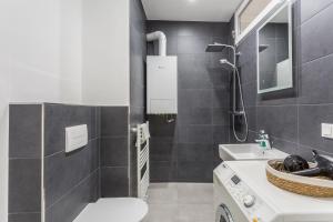 A bathroom at Luxury / special for families/ Vienna town hall Még 11 kép