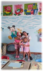 une femme et deux enfants debout dans une pièce dans l'établissement Pharaoh Azur Resort, à Hurghada