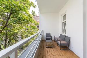 A balcony or terrace at Luxury / special for families/ Vienna town hall
