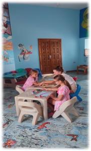 洪加達的住宿－法老阿祖爾度假村，坐在房间里桌子上的家庭