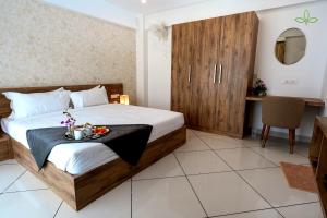 um quarto com uma cama com uma bandeja de comida em Tea Tree Suites,Manipal em Manipal