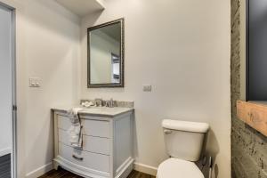 Koupelna v ubytování PET FRIENDLY and Room for 7! Large Common Areas to Converse and Connect apts