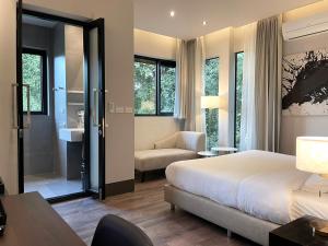 sypialnia z łóżkiem i pokój z łazienką w obiekcie S.House168 w mieście Chiang Mai