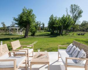 un groupe de chaises et une table dans un champ dans l'établissement Grand Garden Slow Living Experience, à Sikia