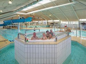 um grupo de pessoas numa piscina em 8 person holiday home on a holiday park in L kken em Lokken