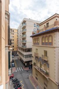 una vista aérea de una calle de la ciudad con edificios en LUANDCIA Soho 3, en Málaga