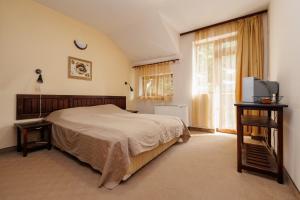 Un pat sau paturi într-o cameră la Конна база и Къща за гости Дворене