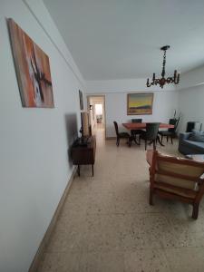 een woonkamer met meubilair en een eetkamer bij Amplio 3 Ambientes Zona Centro in Mar del Plata