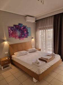 um quarto com uma cama grande e toalhas em Center Point Thessaloniki em Tessalónica
