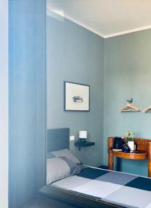 Narni ScaloにあるDolce Nera B&Bの青いベッドルーム(ベッド1台、テーブル付)