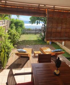 patio con panchine e vista sull'oceano di Les Sternes 2 - Apt T2 pieds dans l'eau et jardin a Trois Bassins