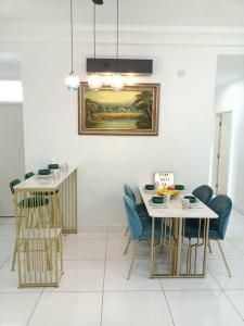 un comedor con 2 mesas y sillas azules en B2013The Platino Netflix 3Br Paradigm Mall By STAY, en Johor Bahru