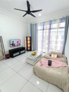 Habitación blanca con cama y ventilador de techo. en B2013The Platino Netflix 3Br Paradigm Mall By STAY, en Johor Bahru