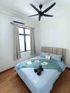 1 dormitorio con 1 cama y ventilador de techo en B2013The Platino Netflix 3Br Paradigm Mall By STAY, en Johor Bahru