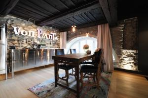 a dining room with a table and a sign that reads york park at Ferienresidenz von Planta in Pratval