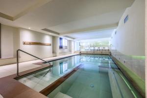 an indoor swimming pool in a building at Ravelli Sporting in Mezzana