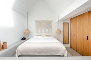 Een bed of bedden in een kamer bij Suite-Suite luxury private guesthouse